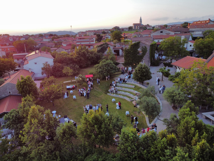 Pliskovica je kraj, kjer gradnja suhih zidov ne služi pregradam, ampak varuje plodno zemljo pred vetrovi